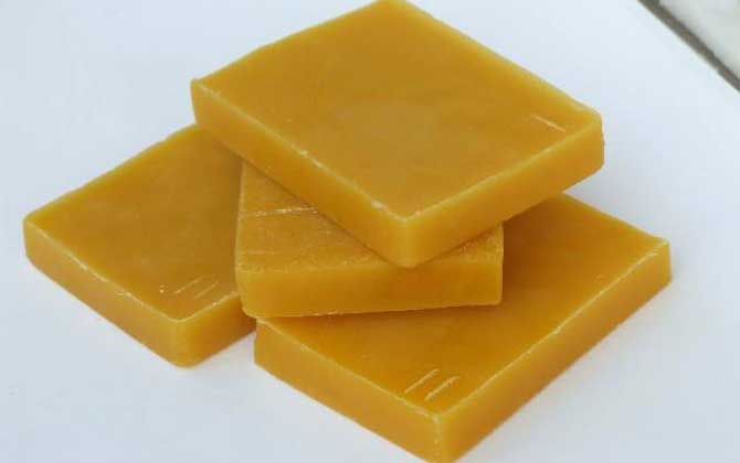 蜂蠟?zāi)苤苯映詥幔? alt="蜂蠟" src="http://www.tigong.com.cn/Uploads/arcfiles/image/2019/1550759239118535.jpg" style="height: 420px; width: 670px"/></p><p><strong>吃法:像嚼口香糖一樣</strong></p><p>蜂蠟可以像嚼口香糖那樣直接嚼服(對(duì)鼻炎、咽炎等呼吸道炎癥有輔助治療效果,但一定要確保蜂蠟的干凈衛(wèi)生),嚼完之后將殘?jiān)碌艏纯桑部捎贸措u蛋(民間偏方,有消炎止痛的功效,可用于胃炎、氣管炎、胃潰瘍等病癥的輔助治療),具體做法是先取少量蜂蠟放在熱鍋里融化,然后打入雞蛋炒熟即可食用。</p><p style="text-align: center"><img title= 蜂蠟