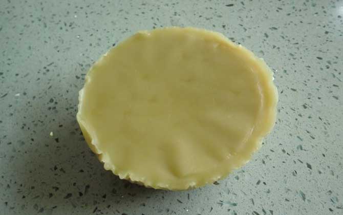 蜂蠟?zāi)苤苯映詥幔? alt="蜂蠟" src="http://www.tigong.com.cn/Uploads/arcfiles/image/2019/1550759239226433.jpg" style="height: 420px; width: 670px"/></p><p><strong>來(lái)源:工蜂蠟腺分泌物</strong></p><p>蜂蠟是工蜂蠟腺的分泌物,但只有13~18日齡工蜂能分泌蜂蠟,事實(shí)上蜂群中所有“建筑”都要用到蜂蠟,例如修筑巢脾、蜂房封蓋等,而這些都是提取蜂蠟的原材料,養(yǎng)蜂人原材料放入水鍋中加熱融化,巢脾完全融化后濾掉雜質(zhì),等濾夜冷卻后浮在水面的便是蜂蠟(黃蠟),再經(jīng)過(guò)提純可得到純度更高的白蠟。</p><p style="text-align: center"><img title= 蜂蠟