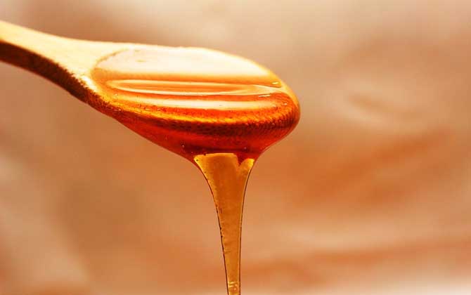 蜂蜜可以洗臉嗎?用對了好處不用多說,用錯(cuò)了反而引發(fā)肌膚問題! 蜂蜜