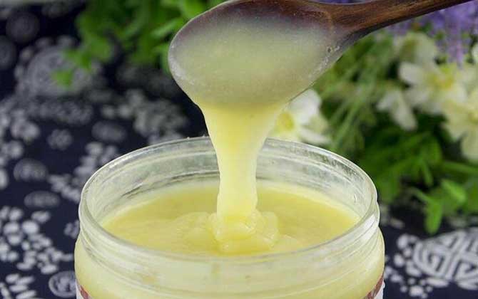 蜂王漿是怎么來的?生產過程復雜且產量低,難怪價格賣得這么貴! 蜂王漿