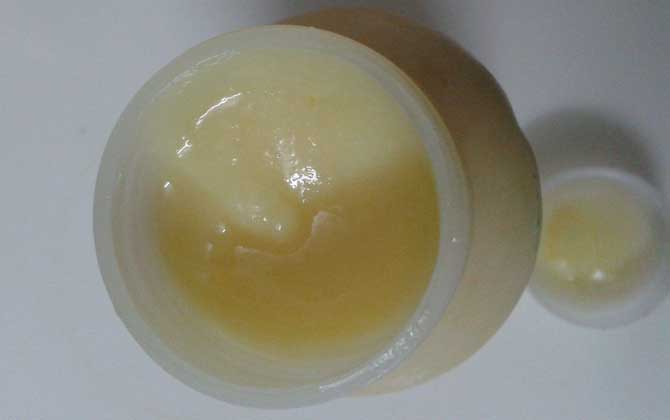 蜂王漿是怎么來的?生產過程復雜且產量低,難怪價格賣得這么貴! 蜂王漿