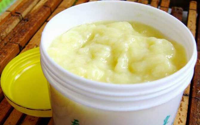 蜂王漿是怎么來的?生產過程復雜且產量低,難怪價格賣得這么貴! 蜂王漿