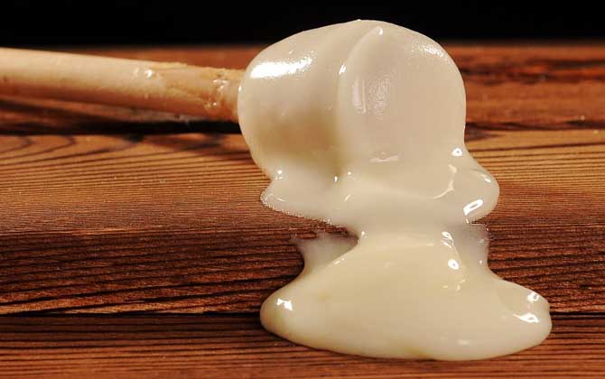 黑蜂蜂蜜的作用與功效有哪些?不但能潤腸通便,還能美容養(yǎng)顏! 黑蜂蜂蜜