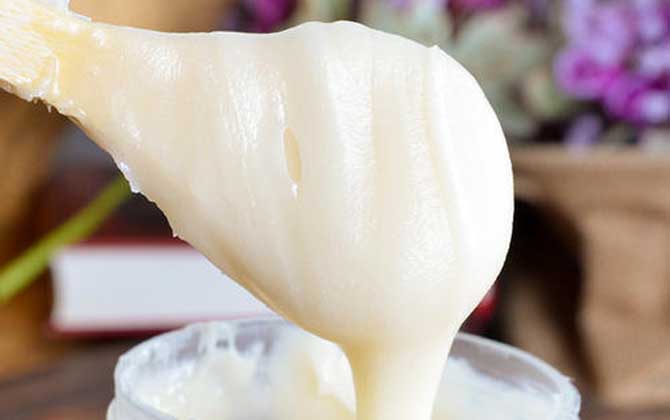 黑蜂蜂蜜的作用與功效有哪些?不但能潤腸通便,還能美容養(yǎng)顏! 黑蜂蜂蜜