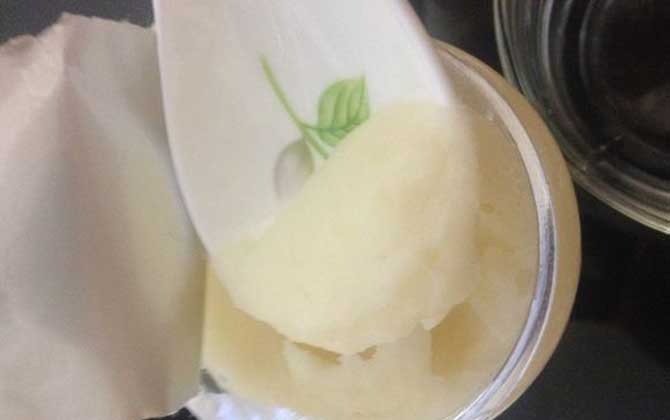 黑蜂蜂蜜的作用與功效有哪些?不但能潤腸通便,還能美容養(yǎng)顏! 黑蜂蜂蜜