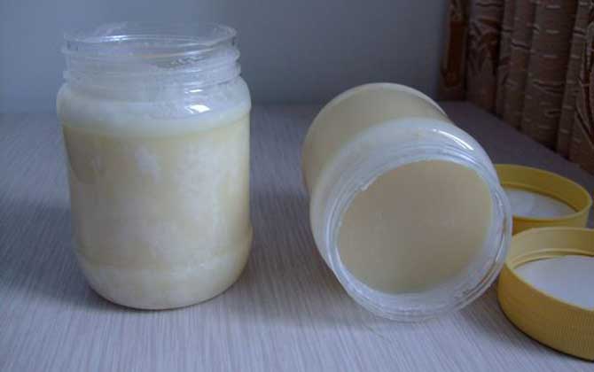 黑蜂蜂蜜的作用與功效有哪些?不但能潤腸通便,還能美容養(yǎng)顏! 黑蜂蜂蜜