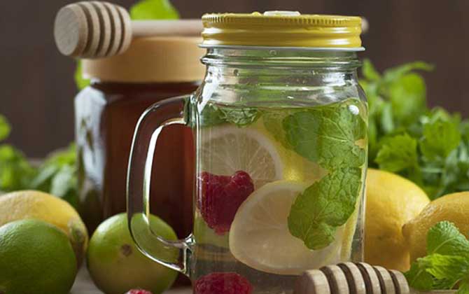 蜂蜜放了五年還能吃嗎?要看有沒有變質(zhì),若已變質(zhì)則不能再食用! 蜂蜜