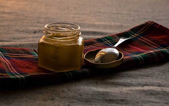 蜂蜜放了五年還能吃嗎?要看有沒有變質(zhì),若已變質(zhì)則不能再食用! 蜂蜜