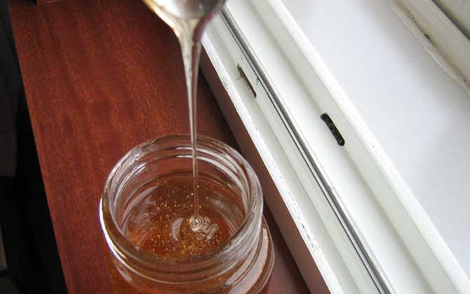 蜂蜜快速止咳有效嗎?有一定的效果,實際上很多止咳藥都有蜂蜜! 蜂蜜