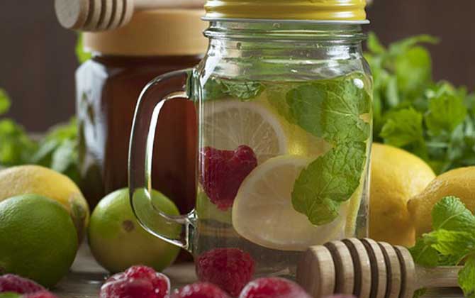 檸檬蜂蜜水什么時候喝最好?切勿空腹喝,否則極易導(dǎo)致胃酸過多! 蜂蜜