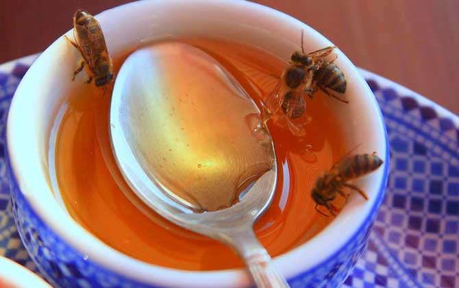 檸檬蜂蜜水什么時候喝最好?切勿空腹喝,否則極易導(dǎo)致胃酸過多! 蜂蜜