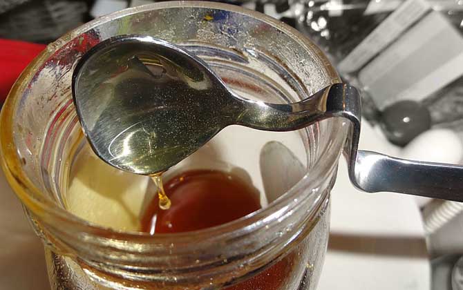 什么蜂蜜才是好蜂蜜??jī)蓚€(gè)點(diǎn),一是由花蜜釀成,二是完全釀成熟! 蜂蜜