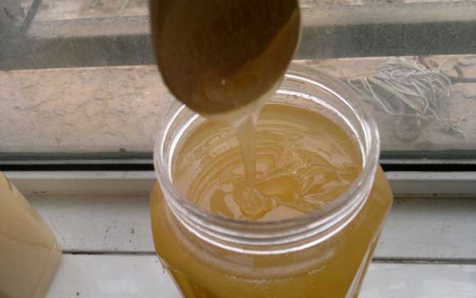 晚上喝蜂蜜水好嗎?晚上喝蜂蜜能安神助眠,但臨睡時不能喝蜂蜜! 蜂蜜