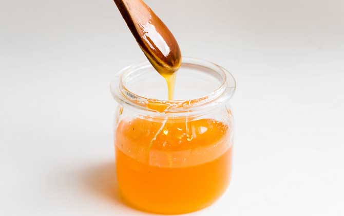 香蕉蜂蜜面膜怎么做?實(shí)際上非常簡(jiǎn)單,但敷面次數(shù)不宜過(guò)于頻繁! 蜂蜜