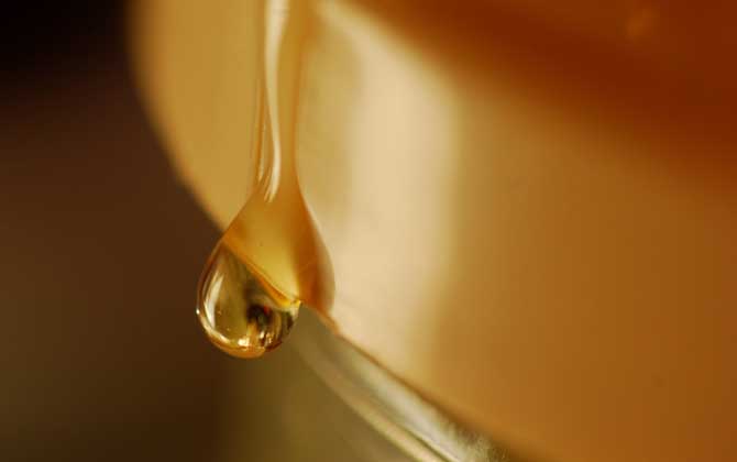 香蕉蜂蜜面膜怎么做?實(shí)際上非常簡(jiǎn)單,但敷面次數(shù)不宜過(guò)于頻繁! 蜂蜜