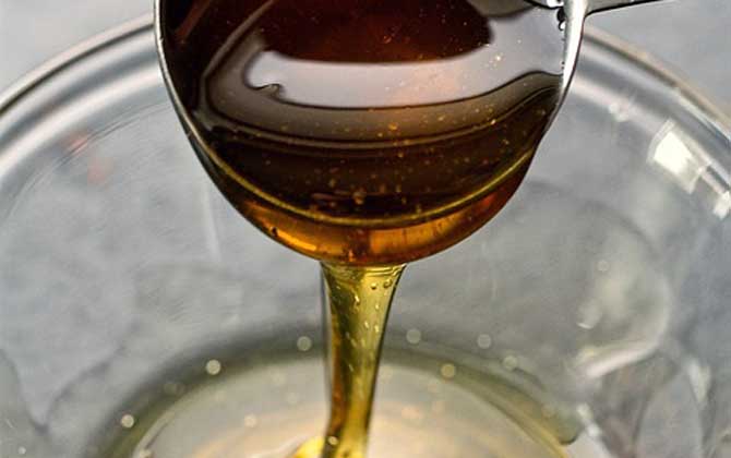 蜂蜜放了五年還能吃嗎?要看有沒有變質(zhì),若已變質(zhì)不建議再食用! 蜂蜜