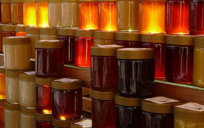 蜂蜜放了五年還能吃嗎?要看有沒有變質(zhì),若已變質(zhì)不建議再食用! 蜂蜜