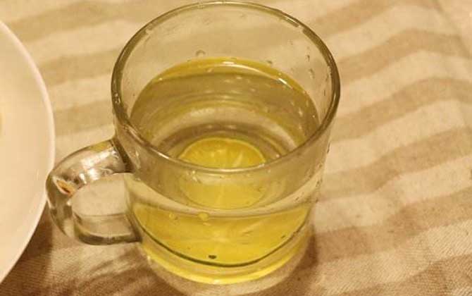 檸檬蜂蜜水最佳飲用時間,早上喝能排毒養顏,晚上喝能安神助眠! 檸檬蜂蜜水