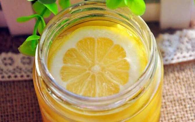 自制蜂蜜檸檬茶的禁忌,不能長(zhǎng)期空腹喝,更不能長(zhǎng)期過(guò)量飲用! 蜂蜜檸檬茶