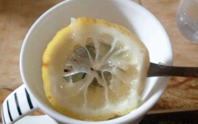 自制蜂蜜檸檬茶的禁忌,不能長(zhǎng)期空腹喝,更不能長(zhǎng)期過(guò)量飲用! 蜂蜜檸檬茶