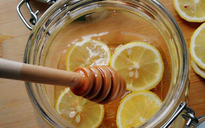 自制蜂蜜檸檬茶的禁忌,不能長(zhǎng)期空腹喝,更不能長(zhǎng)期過(guò)量飲用! 蜂蜜檸檬茶