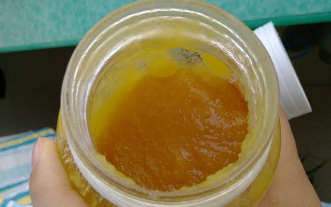 如何判斷蜂蜜是否壞了?實際上非常簡單,變質蜂蜜有這4個特征! 蜂蜜