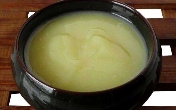 蜂王漿吃了容易得癌是真的嗎?假的,實際上蜂王漿還能抗癌! 蜂王漿