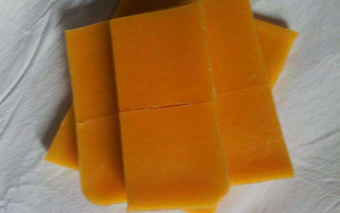 蜂蠟可以治療哪些病?主要是局部炎癥,原因是蜂蠟?zāi)芸咕祝? alt="蜂蠟" src="http://www.tigong.com.cn/Uploads/arcfiles/image/2021/162599667515955.jpg" style="height: 420px; width: 670px" /></p>
<p><strong>一、蜂蠟有哪些營(yíng)養(yǎng)成分?</strong></p>
<p>蜂蠟的主要成分是酯類、酸類、醇類和烴類,尚含少量揮發(fā)油、維生素、礦物質(zhì)等,其中酯類物質(zhì)有軟脂酸蜂花酯、棕櫚酸蜂花醇酯、棕櫚酸蟲(chóng)漆酯等,酸類物質(zhì)有棕櫚、木焦油酸、蠟酸等,醇類物質(zhì)有棕櫚醇、普利醇、蜂花醇等,烴類物質(zhì)有有二十五烷烴、三十一烷烴等。</p>
<p style="text-align: center"><img title= 蜂蠟