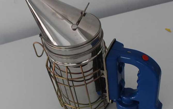 買養蜂工具全套多少錢?最貴的是蜂箱和搖蜜機,其他都很便宜! 噴煙器