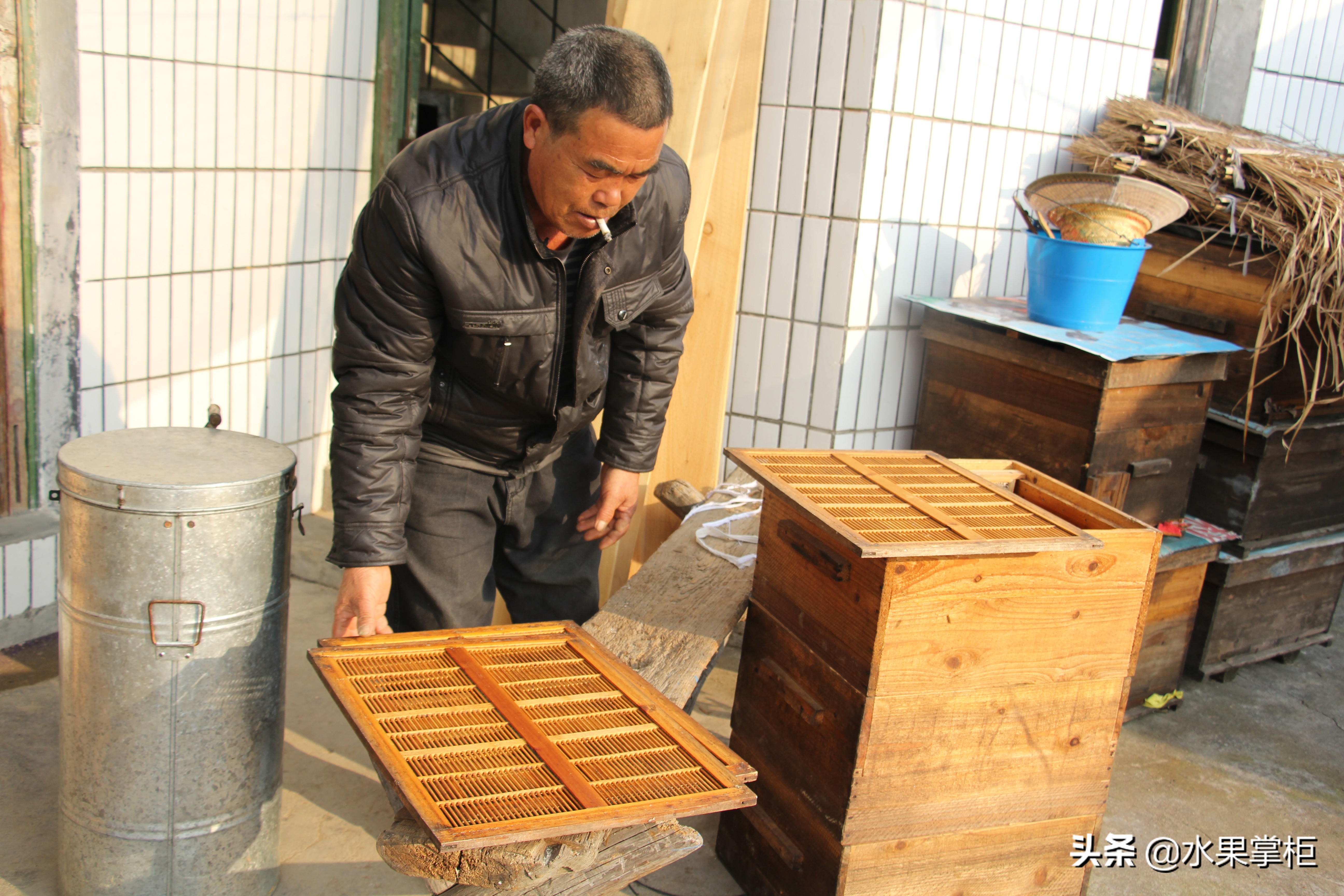 漲知識：農(nóng)家養(yǎng)土蜂蜜的工具，你認識幾個？留言回復(fù)，連載哦