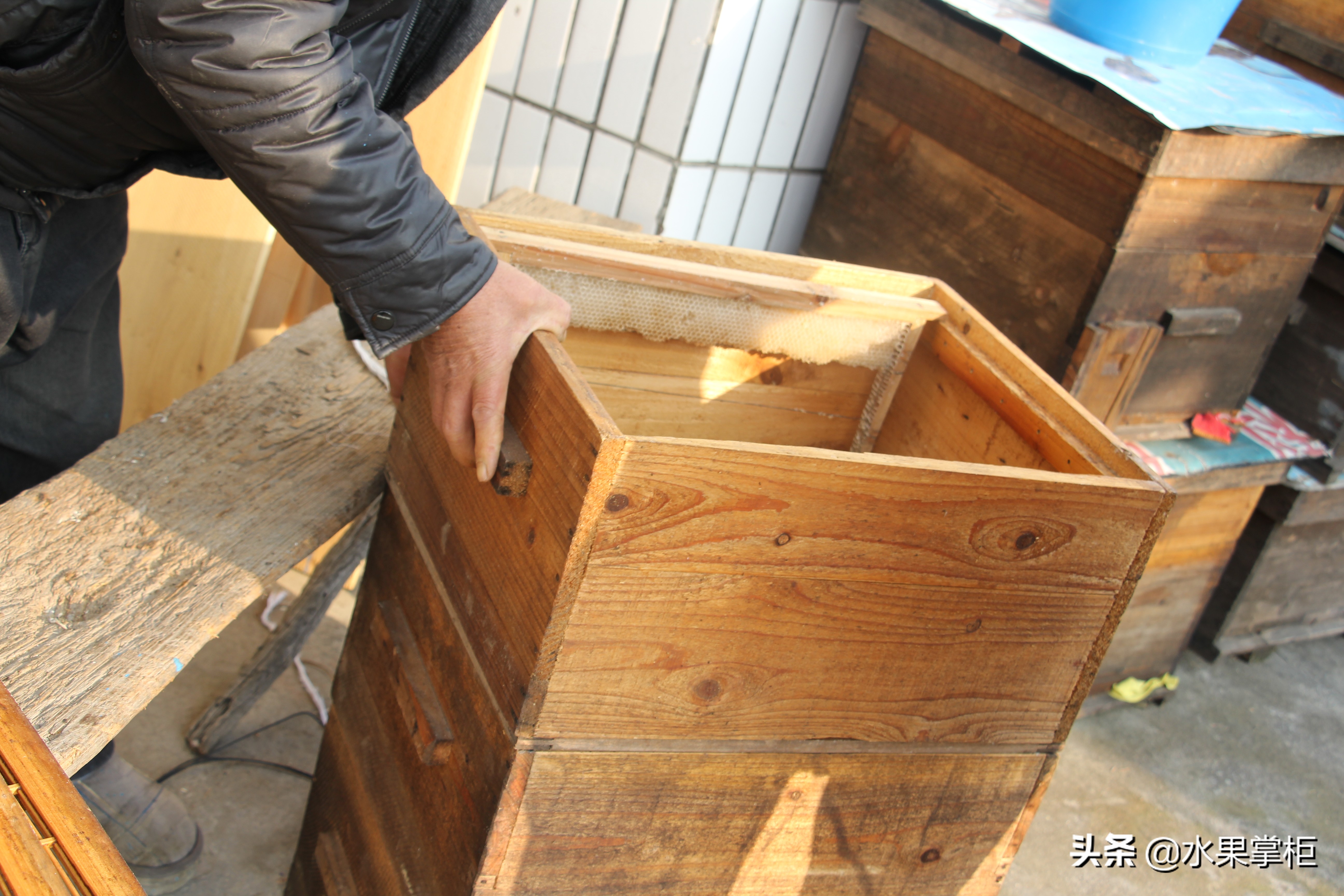 漲知識：農(nóng)家養(yǎng)土蜂蜜的工具，你認識幾個？留言回復(fù)，連載哦