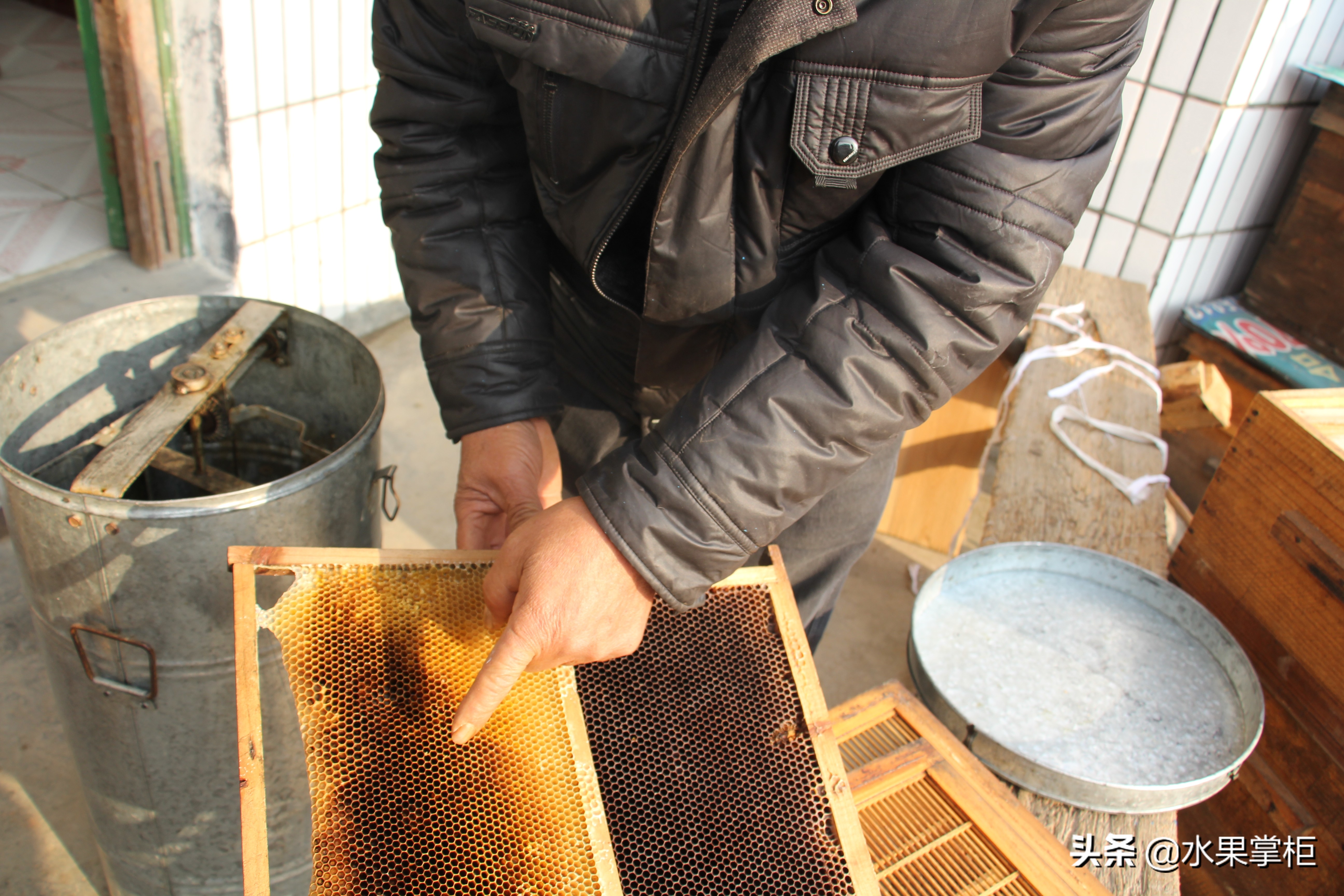 漲知識：農(nóng)家養(yǎng)土蜂蜜的工具，你認識幾個？留言回復(fù)，連載哦