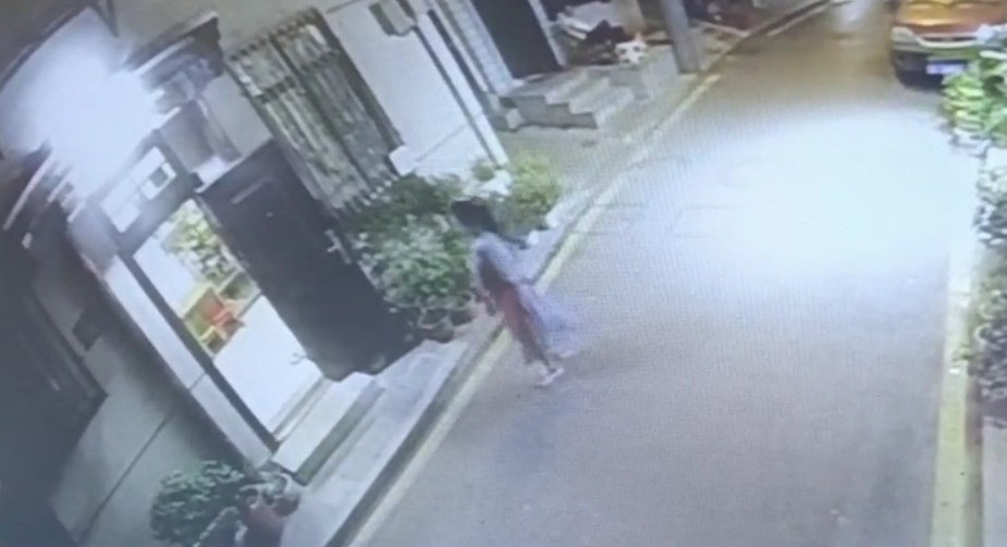 暖心!超市女老板為晚歸女孩留燈10年 湖南一超市女老板為晚歸女孩留燈近10年!網友:是夜空中最亮的星