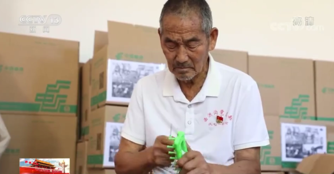八旬老人寄出數(shù)萬條圍巾，收貨地幾乎覆蓋所有邊關(guān)……
