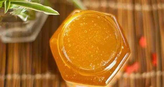 蜂蜜有點(diǎn)酸味是不是不成熟(蜂蜜喝著有酸味是不是壞了) 蜂蜜有點(diǎn)酸味是不是不成熟(蜂蜜喝著有酸味是不是壞了)