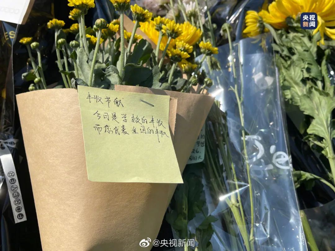 今天,袁隆平雕像前滿是鮮花 今天,袁隆平雕像前滿是鮮花