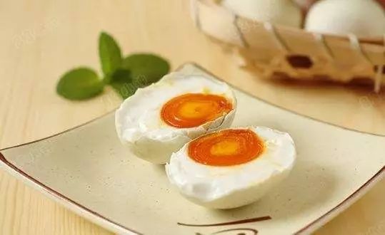 咸鴨蛋不能和什么一起吃(鴨蛋的營(yíng)養(yǎng)價(jià)值和吃鴨蛋的禁忌) 咸鴨蛋不能和什么一起吃(鴨蛋的營(yíng)養(yǎng)價(jià)值和吃鴨蛋的禁忌)