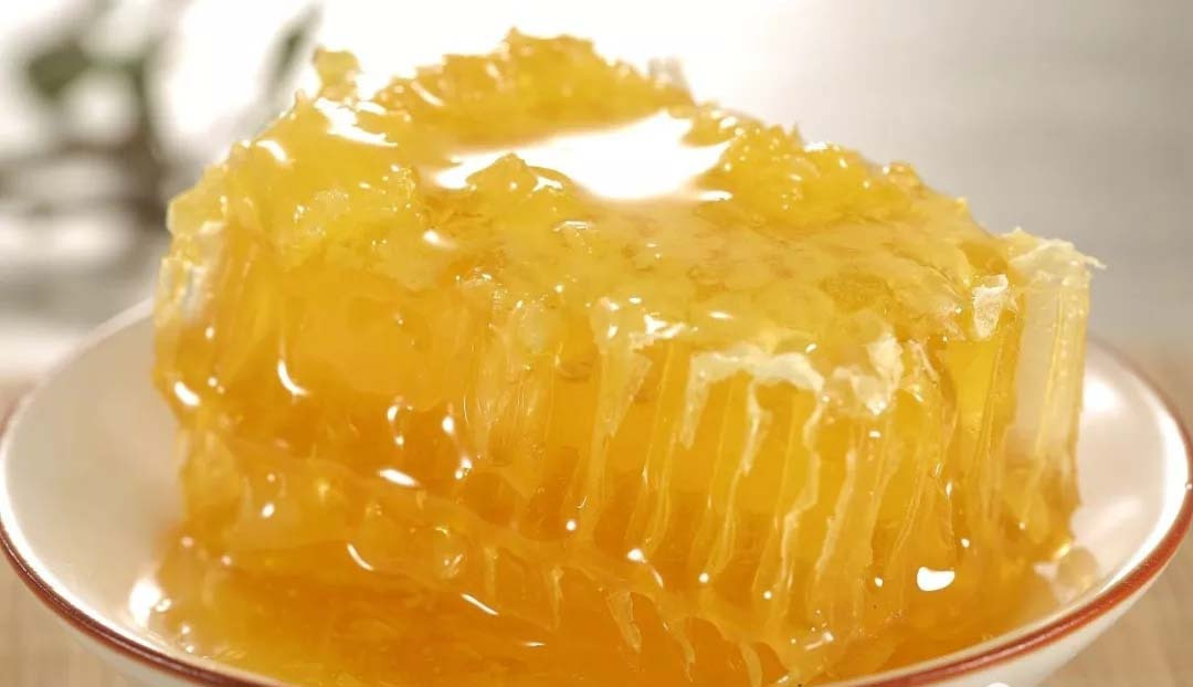 菊花蜂蜜的做法(菊花可以和蜂蜜─一起泡水喝嗎) 菊花蜂蜜的做法(菊花可以和蜂蜜─一起泡水喝嗎)