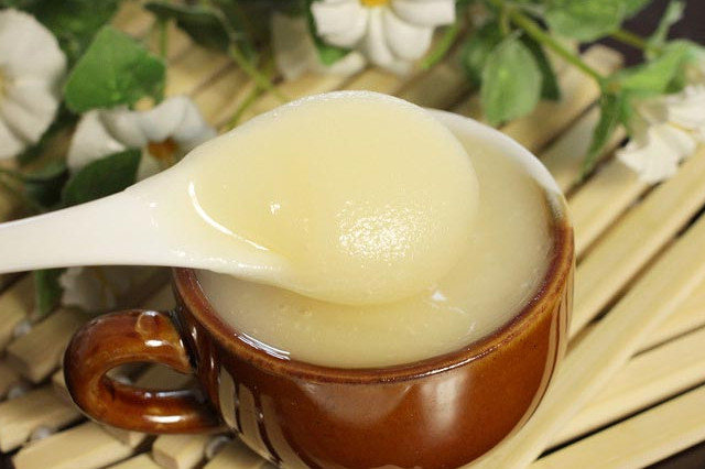 蜂蜜里的白色結晶是什么(蜂蜜白色結晶體的形成和主要成分) 蜂蜜里的白色結晶是什么(蜂蜜白色結晶體的形成和主要成分)