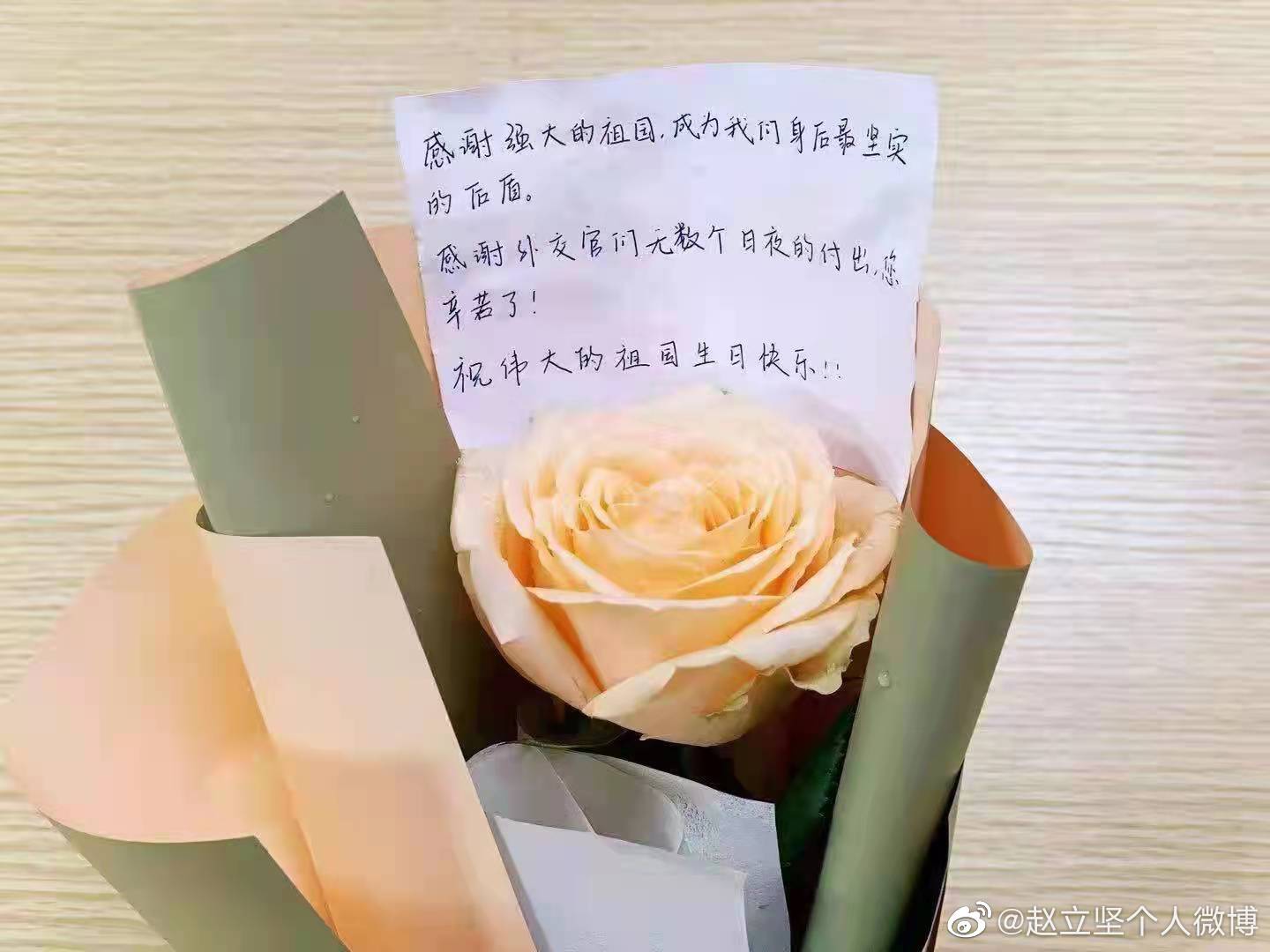 大學生獻花外交部感謝國家營救孟晚舟，趙立堅：深受感動，也深受鼓舞