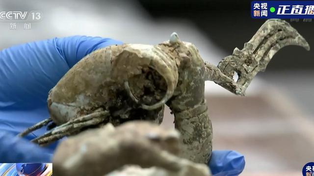 上新了！三星堆出土青銅小立人翹著蘭花指，太可愛，專家這么猜測