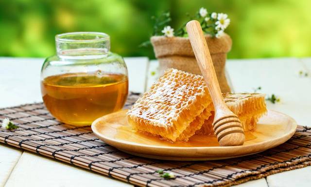 天然蜂蜜的成分有哪些(天然蜂蜜的功效與作用及食用方法) 天然蜂蜜的成分有哪些(天然蜂蜜的功效與作用及食用方法)
