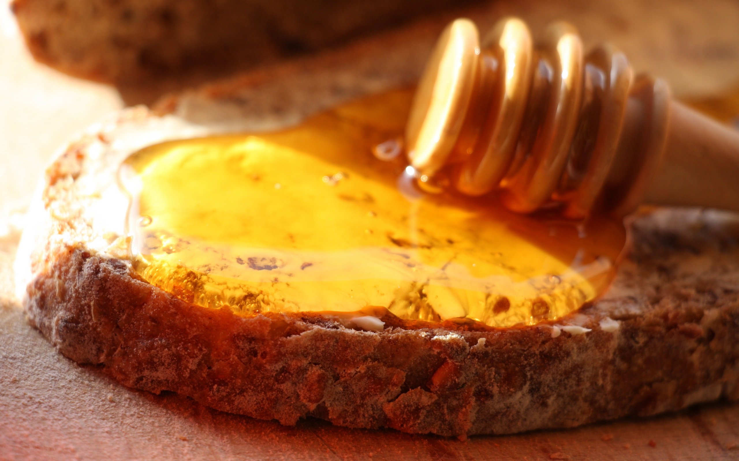 蜜蜂吃蜂蜜還是花粉(蜜蜂吃什么) 蜜蜂吃蜂蜜還是花粉(蜜蜂吃什么)