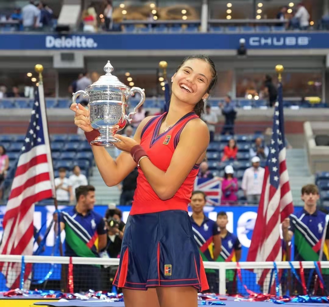 18歲華裔小將美網(wǎng)奪冠！高顏值被指似選美冠軍，開口東北話太親切