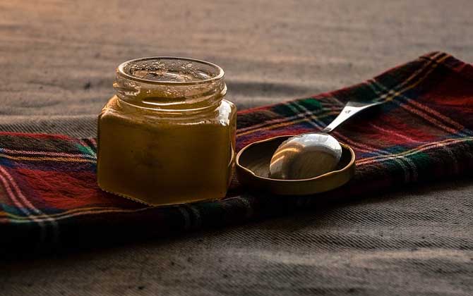 蜂蜜存了五六年還能吃嗎？要看有沒有變質(zhì)，只要沒變質(zhì)就還能吃！