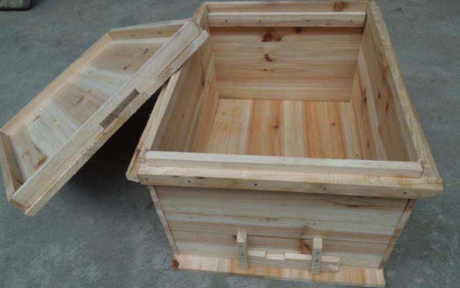 養蜜蜂專用工具有哪些？主要是蜂箱，其他還有隔王板、囚王籠等！