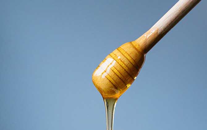 蜂蜜可以洗臉嗎？用對了好處不用多說，用錯了反而引發(fā)肌膚問題！