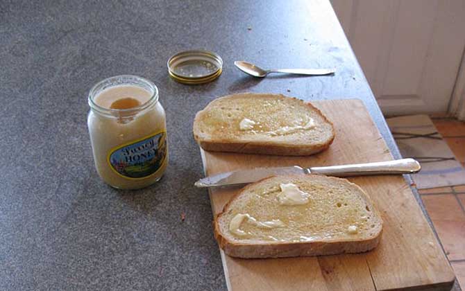 糖尿病人能吃蜂蜜嗎？關鍵看血糖，若血糖控制住了也能喝蜂蜜！