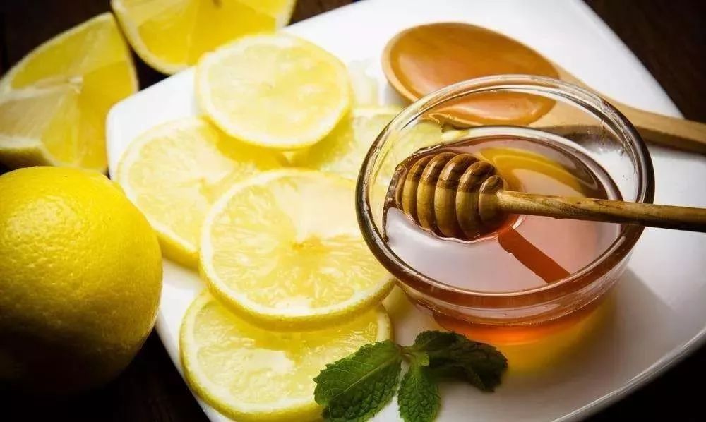 蜂蜜起沫是怎么回事還能喝嗎？(蜂蜜起沫的原因)