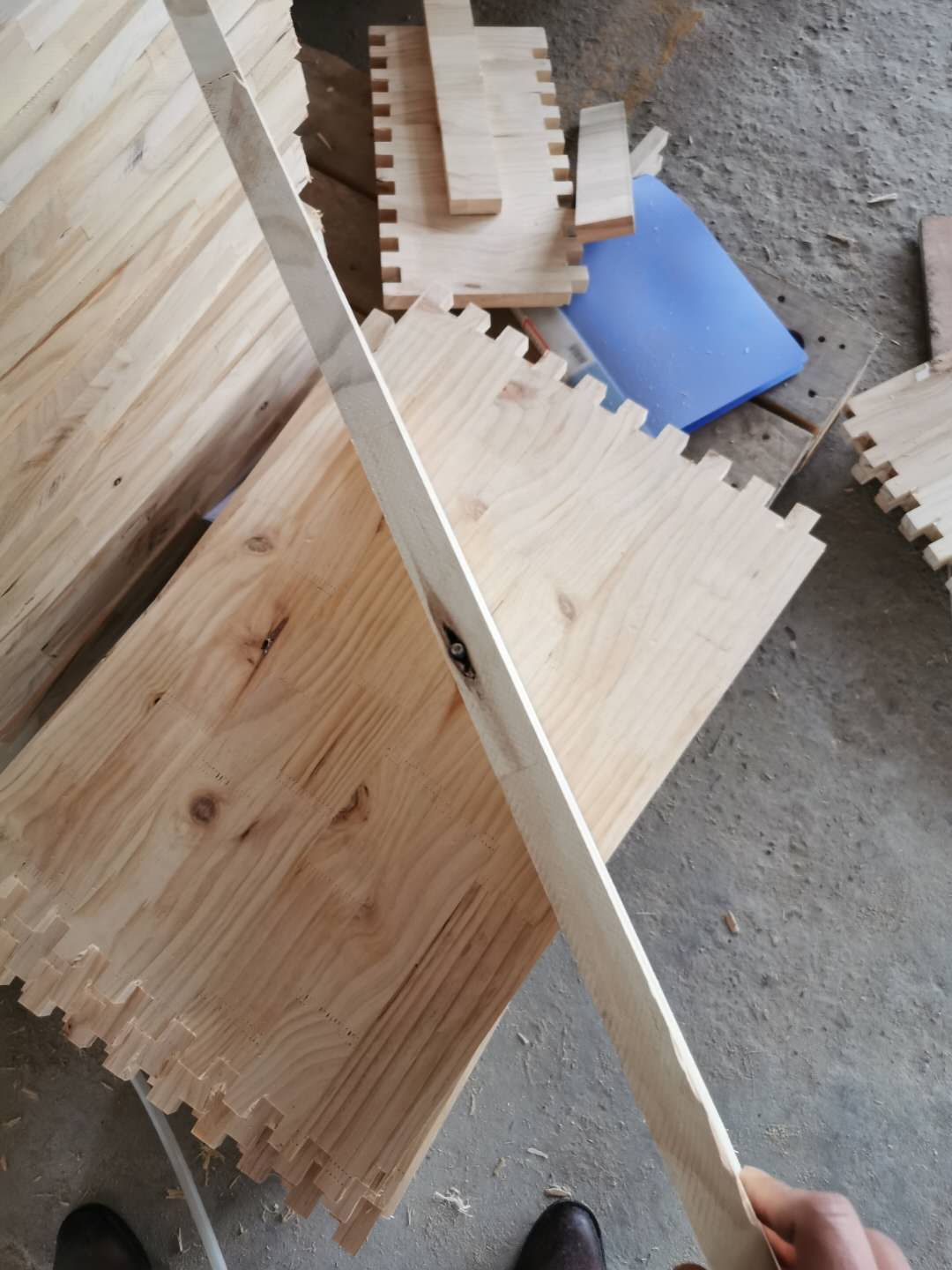 工蜂喂養(yǎng)幼蟲一天多少次（工蜂每天訪問幼蟲巢房1300多次，幼蟲怎么沒撐死）